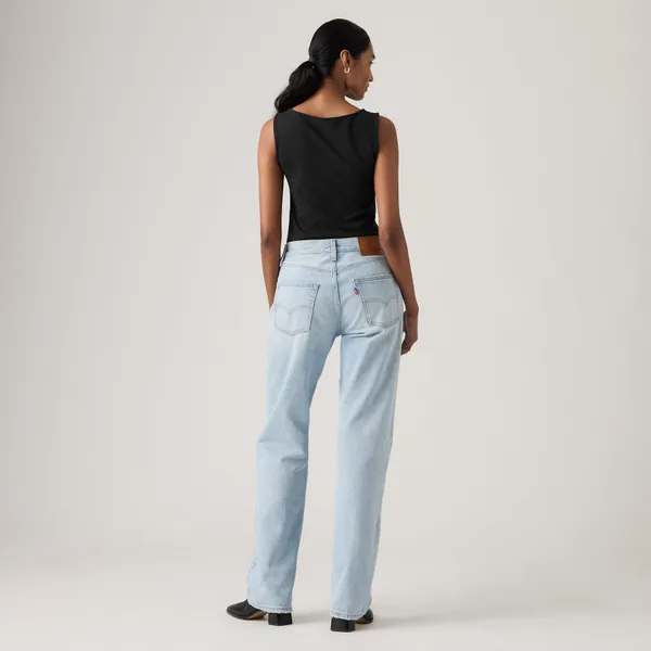 Модель в светло-голубых джинсах Levi's, вид сзади
