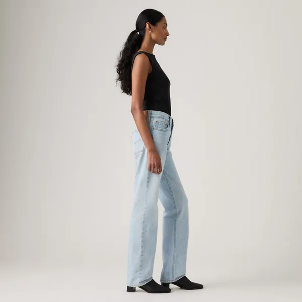 Модель в светло-голубых джинсах Levi's, вид сбоку