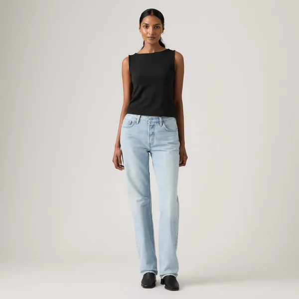 Модель в светло-голубых джинсах Levi's, прямой вид спереди